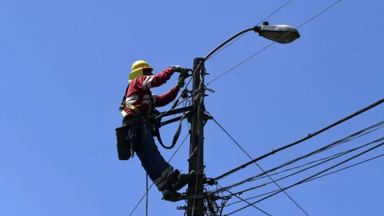 Operativo en toma Villa Francia: CGE y Carabineros desmantelan conexiones eléctricas ilegales Operativo en toma Villa Francia: CGE y Carabineros desmantelan conexiones eléctricas ilegales