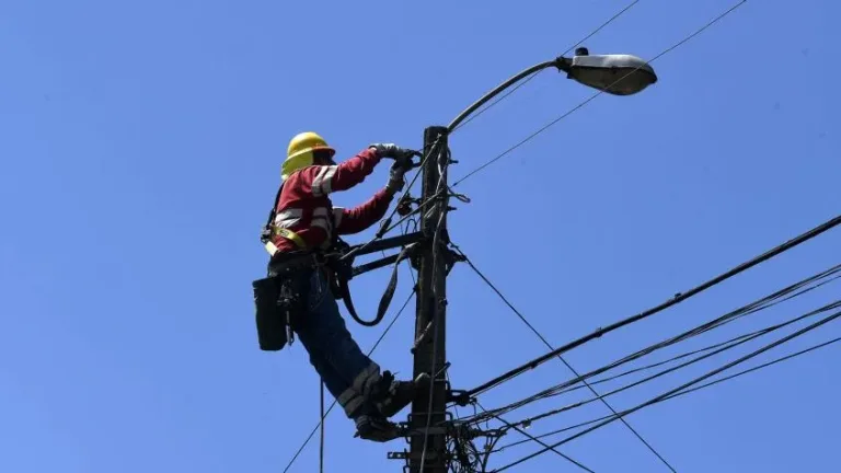 Operativo en toma Villa Francia: CGE y Carabineros desmantelan conexiones eléctricas ilegales