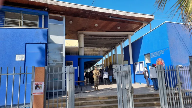 Tranquilidad en la primera jornada de votaciones en Curicó, con una denuncia aislada en el colegio Los Conquistadores Tranquilidad en la primera jornada de votaciones en Curicó, con una denuncia aislada en el colegio Los Conquistadores