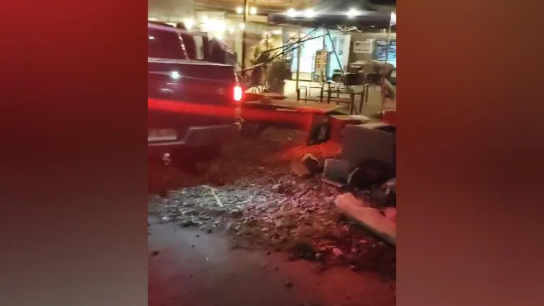 Sujeto en estado de ebriedad impacta su vehículo contra la Cafetería Tinta y Café en Curicó (Video) Sujeto en estado de ebriedad impacta su vehículo contra la Cafetería Tinta y Café en Curicó (Video)