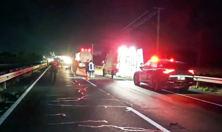 Mujer fue ingresada en estado crítico al hospital de Curicó tras ser atropellada en la Ruta 5 Sur (Video) Mujer fue ingresada en estado crítico al hospital de Curicó tras ser atropellada en la Ruta 5 Sur (Video)