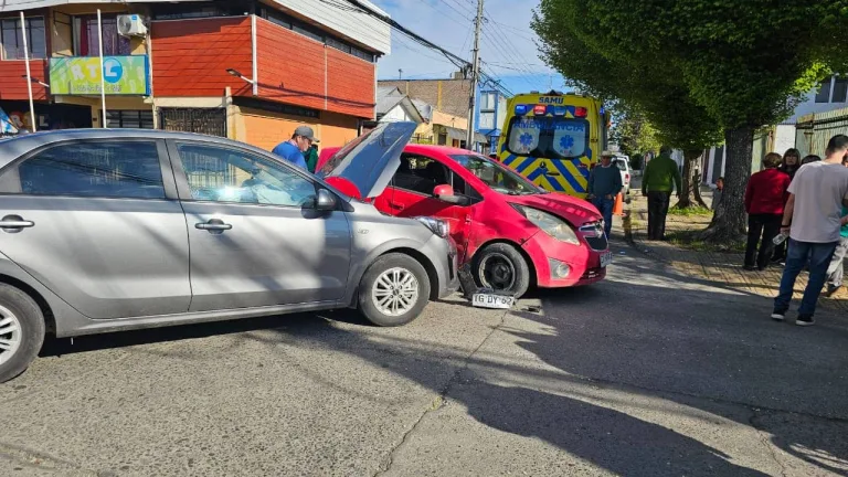 Accidente de tránsito movilizó a organismos de emergencia en Curicó Accidente de tránsito movilizó a organismos de emergencia en Curicó