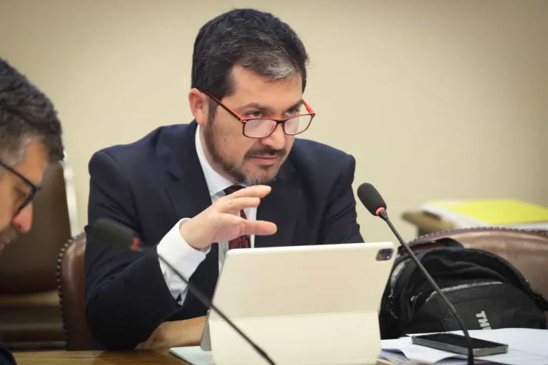 Diputado Hugo Rey exige soluciones inmediatas por obras inconclusas en acceso a Cu-ricó por la Ruta 5 Sur Diputado Hugo Rey exige soluciones inmediatas por obras inconclusas en acceso a Cu-ricó por la Ruta 5 Sur