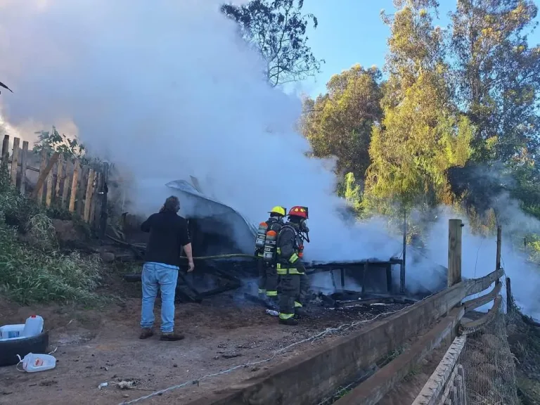 Incendio destruye vivienda en la comuna de Romeral