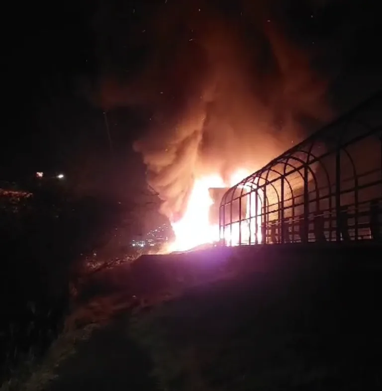 Incendio de Camión en Ruta 5 Sur Obliga a Corte Temporal de Tránsito en Salida Sur de Curicó Incendio de Camión en Ruta 5 Sur Obliga a Corte Temporal de Tránsito en Salida Sur de Curicó