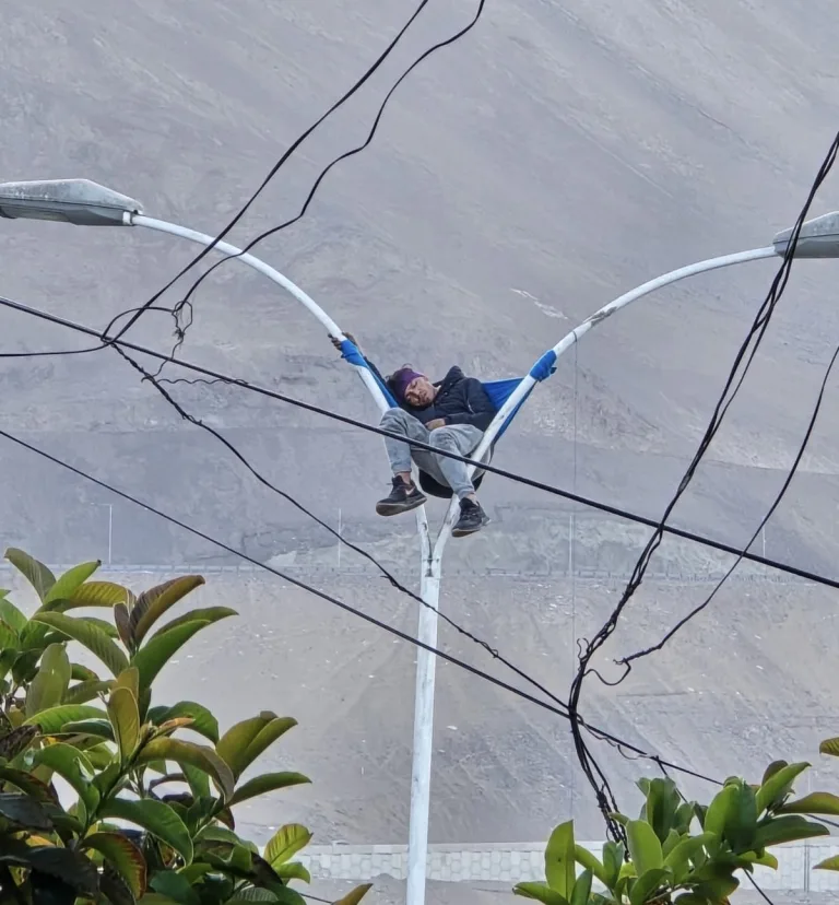 Amplio operativo de emergencia en Iquique por sujeto que se durmió en poste de alumbrado público Amplio operativo de emergencia en Iquique por sujeto que se durmió en poste de alumbrado público