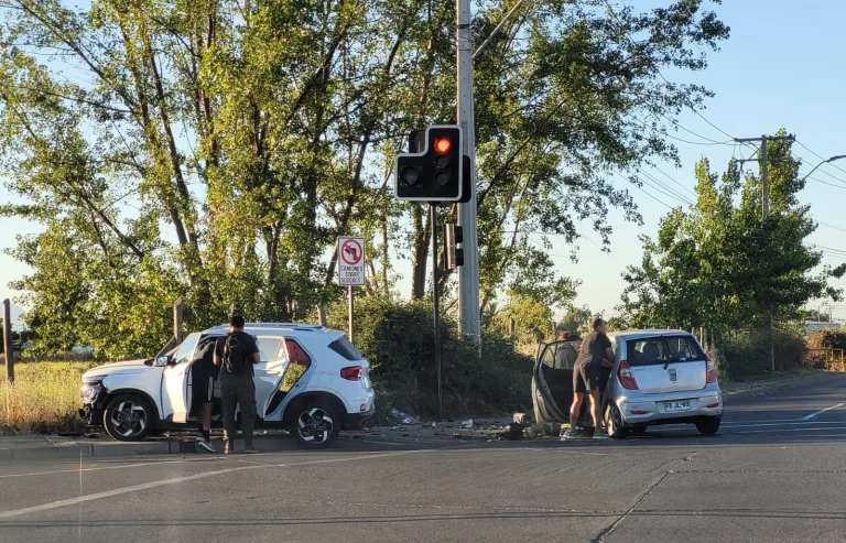 Preocupante aumento de accidentes de tránsito en Curicó tras cambio de semaforización en Avda. Circunvalación y calle Piloto Marcelo Oxilia Preocupante aumento de accidentes de tránsito en Curicó tras cambio de semaforización en Avda. Circunvalación y calle Piloto Marcelo Oxilia