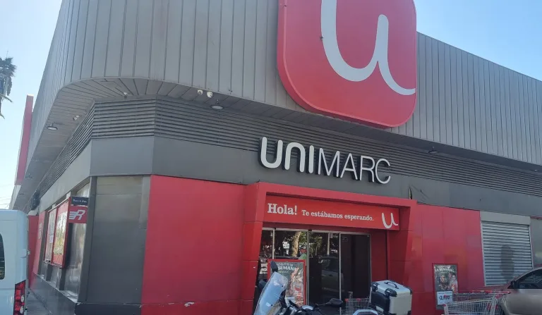 Ola de robos afecta a supermercados en Curicó: esta vez, sujetos robaron en el Unimarc de la Alameda