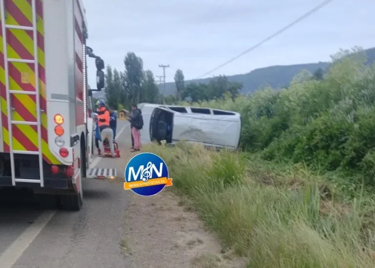 Cuatro lesionados tras volcamiento de furgón con trabajadores agrícolas en ruta J-60