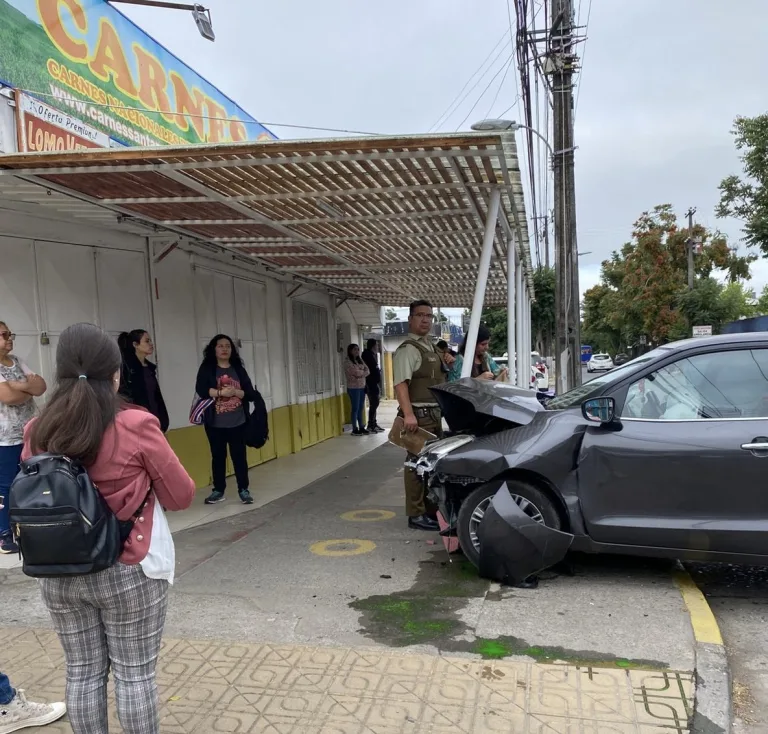 Violenta colisión en pleno centro de Curicó deja vehículo a metros de impactar contra una carnicería