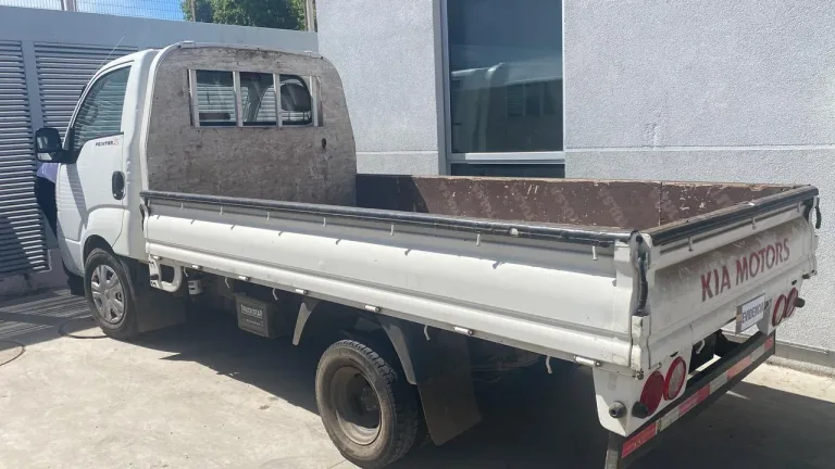 Detienen en flagrancia a sujeto con vehículo que tenía números de chasis y motor adulterados en Linares