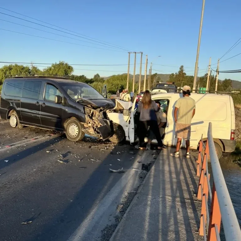 Colisión frontal en Puente Rauco deja dos personas lesionadas