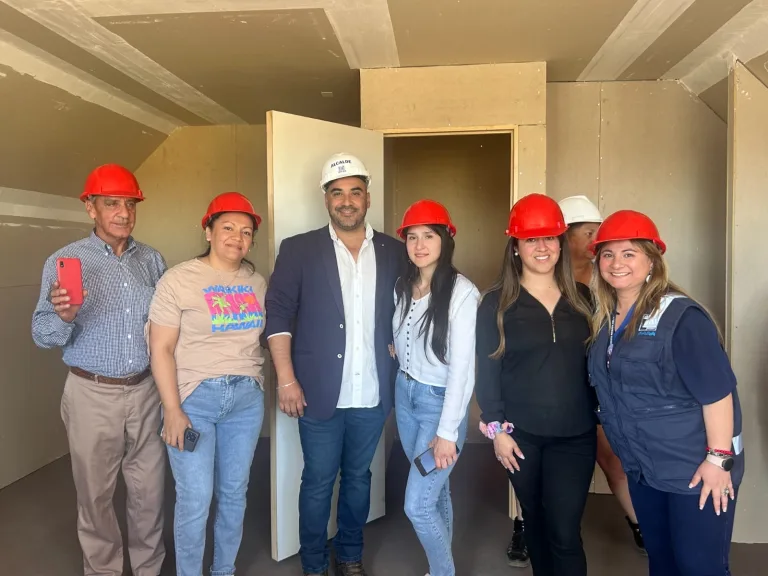Alcalde Felipe Méndez y vecinos del Comité Habitacional San Bonifacio de Lontué visitan Casa Piloto del proyecto