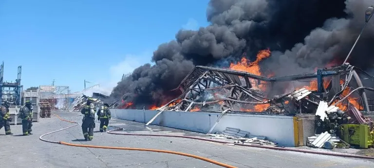 Gigantesco incendio afectó a packing en Requínoa y moviliza a Bomberos de O’Higgins y la región Metropolitana