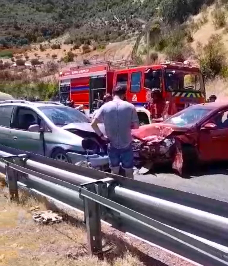 Colisión frontal en la Ruta J-60 deja cinco personas lesionadas