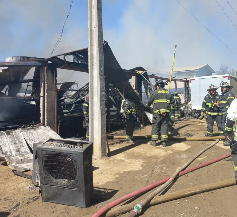Incendio consume taller mecánico y dos viviendas en San Vicente de Tagua Tagua