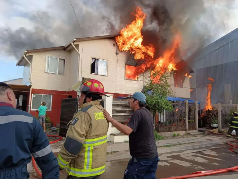 Incendio destruye dos viviendas en la comuna de Requinoa