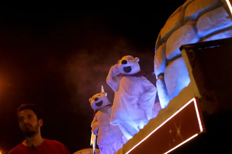 Se acerca la Navidad nuevamente la Caravana Coca Cola recorrerá Chile : Curicó no está incluido