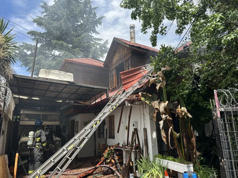 Incendio destruye parte del segundo piso de vivienda en calle Manuel Rodríguez en Curicó