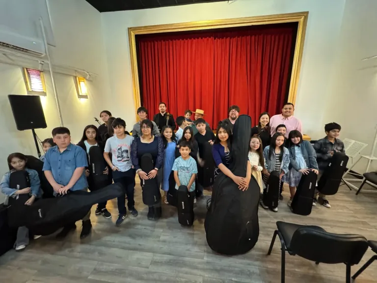 Entregan instrumentos a alumnos de la Orquesta Infanto Juvenil de Sagrada Familia