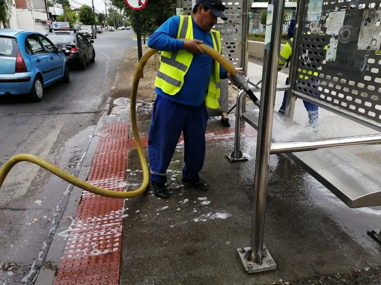 Municipalidad de Curicó refuerza labores de limpieza y embellecimiento urbano