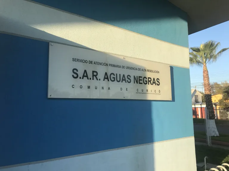 Alcalde Bordachar visita el SAR Aguas Negras de Curicó y respalda al personal de salud tras agresión