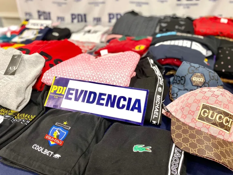 PDI incauta ropa falsificada en feria navideña de Linares