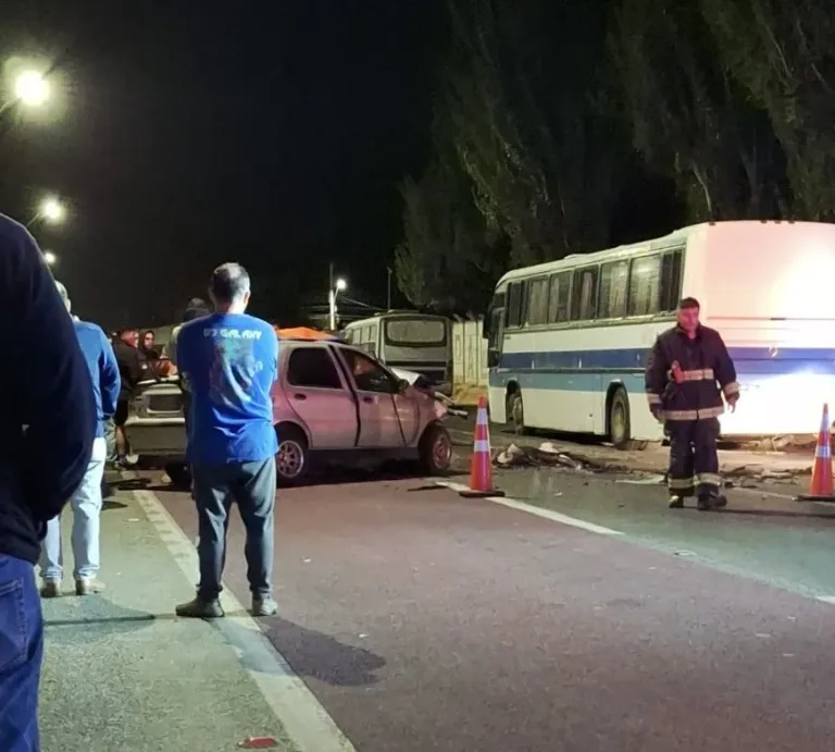 Colisión frontal deja una persona fallecida frente al estadio municipal de Hualañé