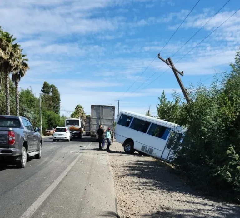 Colisión entre camión y minibús provoca interrupción de suministro eléctrico en Los Niches