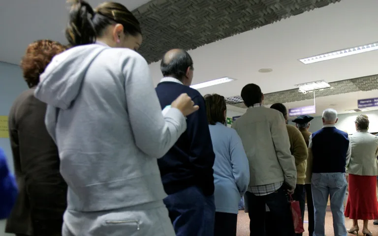 Especialistas alertan sobre crisis sanitaria en Chile debido a listas de espera