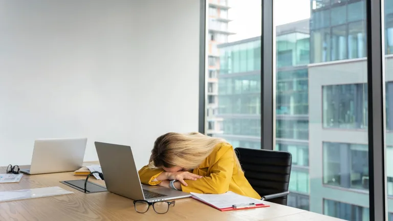 Estudio revela cifras alarmantes de trabajadores chilenos que sufren el síndrome de estrés crónico