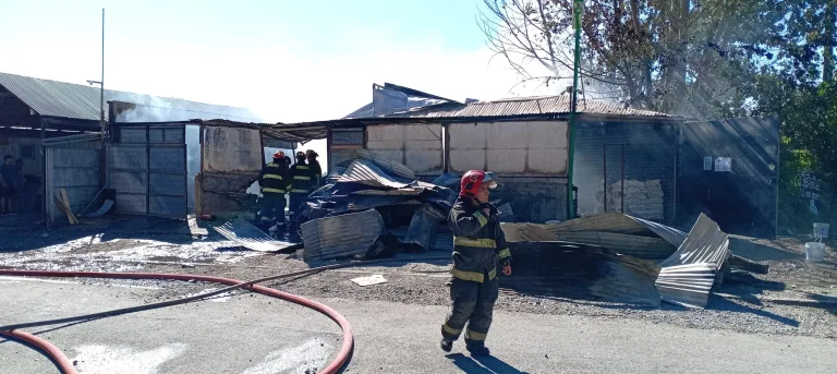 Incendio reduce a escombros local comercial El Paisa en Sarmiento