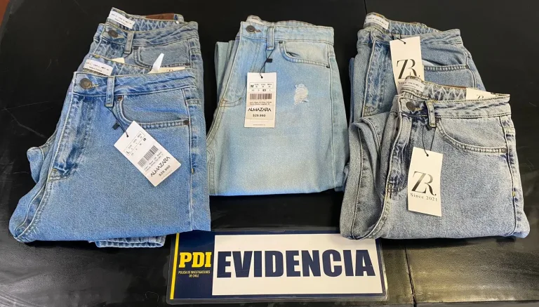 Detienen a mujer en flagrancia por venta de ropa robada a través de redes sociales