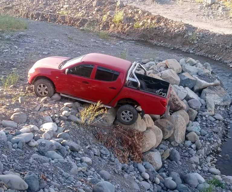Increíble salvada en Romeral: Conductor de camioneta resulta ileso tras caer en la Ribera del Río Teno