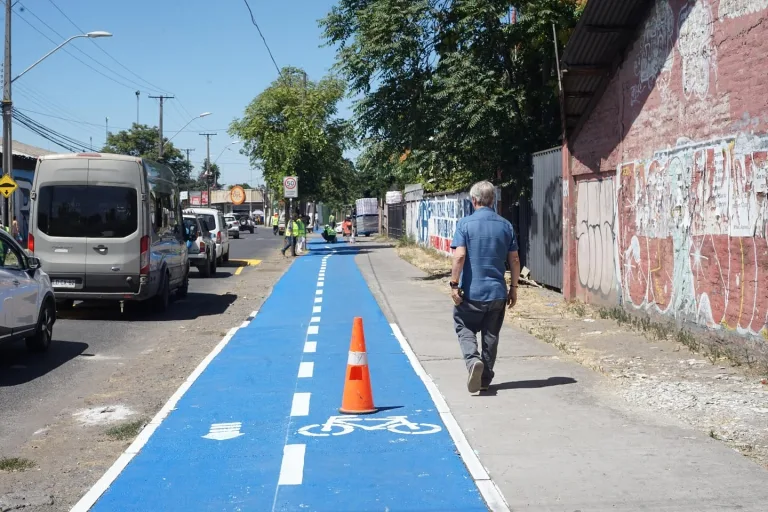 Curicó refuerza la seguridad vial con la demarcación de ciclovías integradas a las aceras peatonales