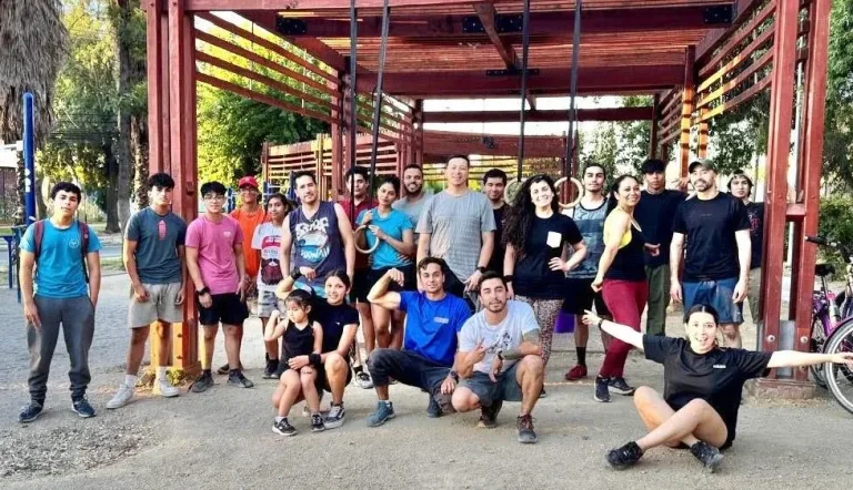 Taller de Calistenia Mixto en el Parque Muévete de Curicó.