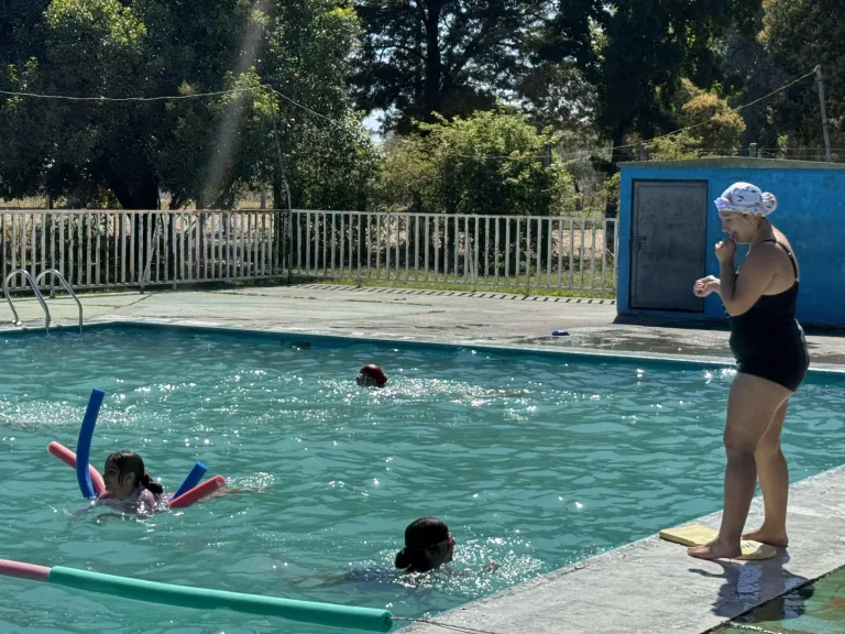 Culminan con éxito los talleres de natación en Santa Fe de Curicó : 75 niños participaron en el primer curso