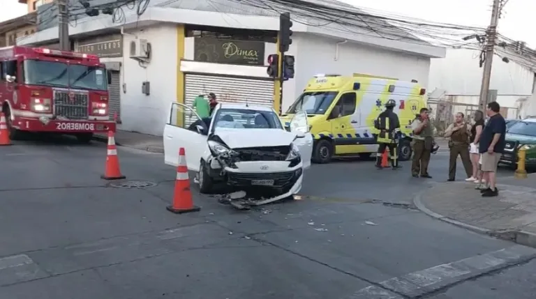 Violento accidente de tránsito movilizó a organismos de emergencia a  metros de la plaza de Armas de Curicó
