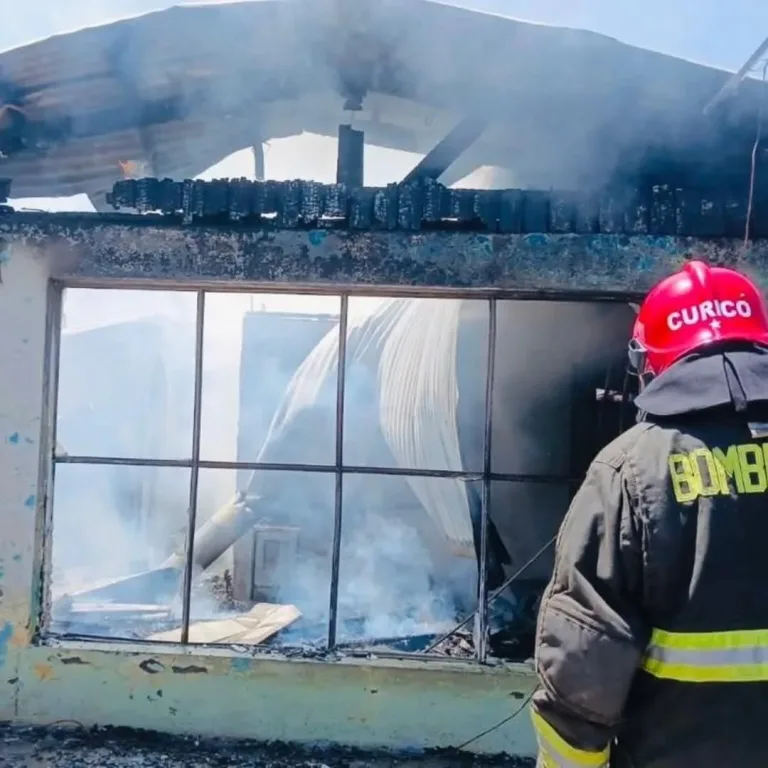 Incendio destruye vivienda en sector Santa Fe de Curicó