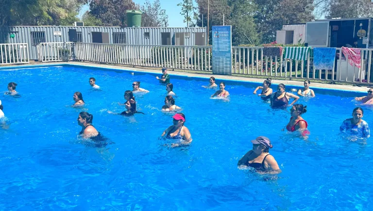 Taller de Aqua Zumba en la Piscina Cerro Condell de Curicó.