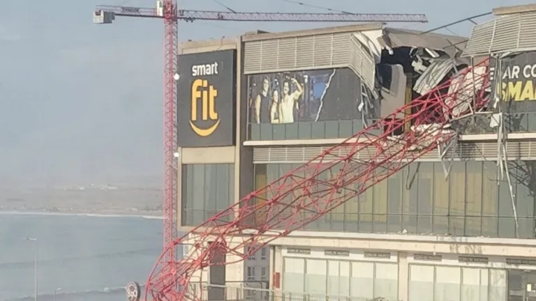 Cámara de seguridad capta el momento exacto en que una grúa se desploma sobre un gimnasio en Arica