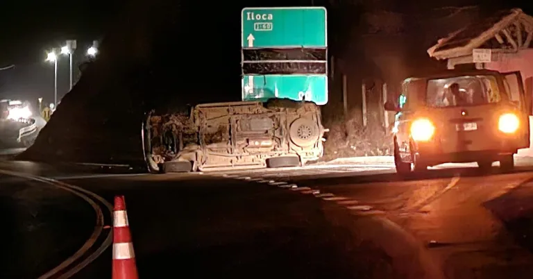 Accidente involucró al menos tres vehículos y movilizó a los organismos de emergencia en la costa de Curicó