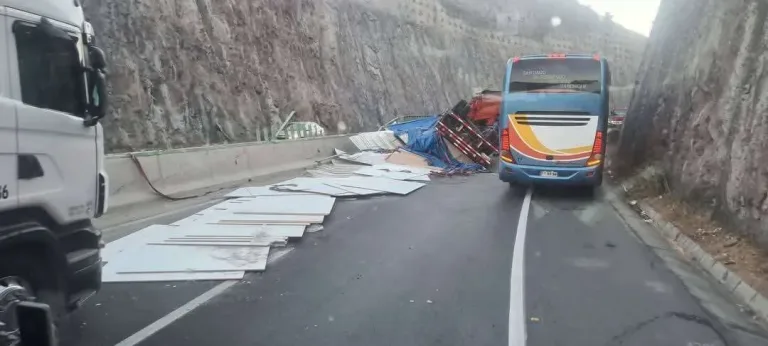 Un lesionado deja volcamiento de  camión en ruta 90 sector Placilla