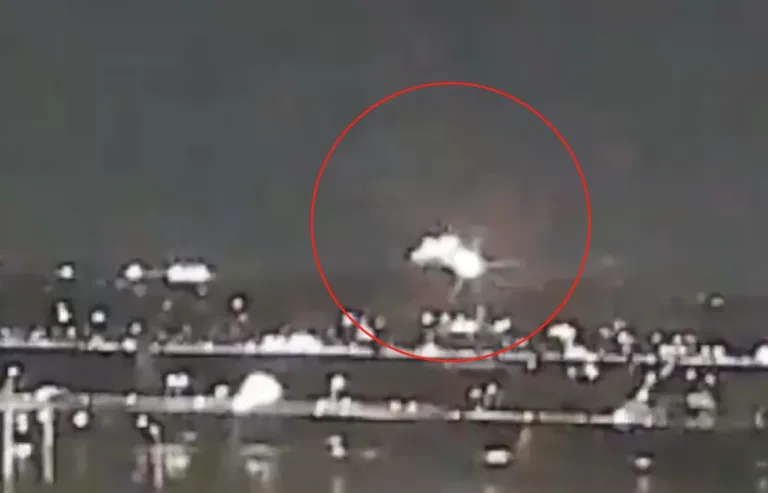 Helicóptero del Ejército chocó en el aire con avión de pasajeros en Washington DC