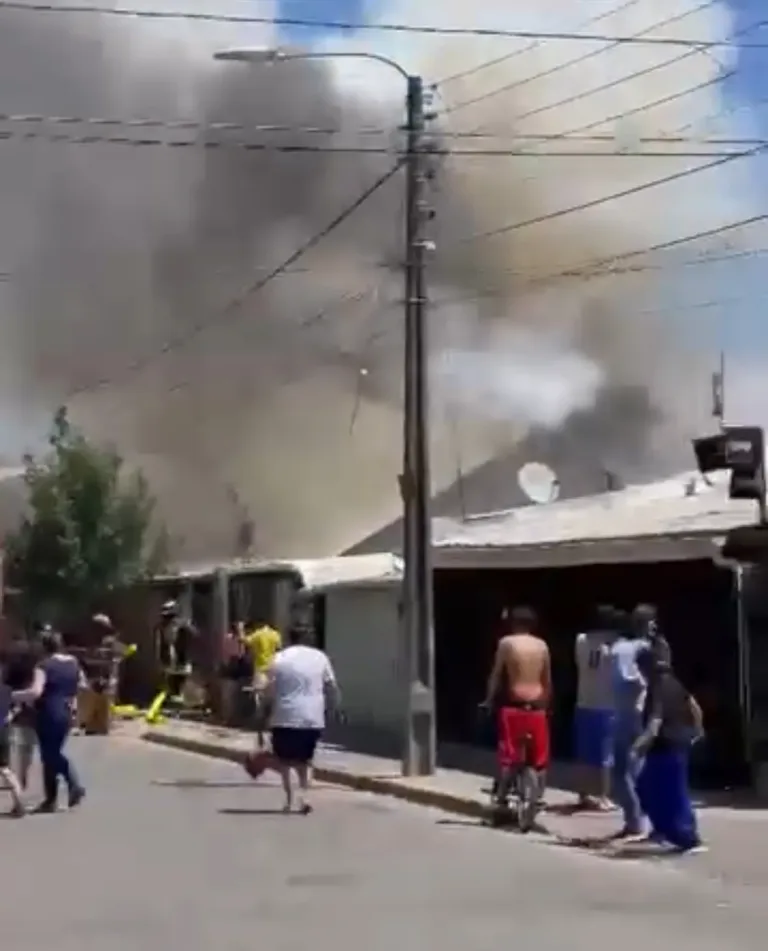 Incendio en Aguas Negras deja una persona fallecida y varias viviendas afectadas en Curicó