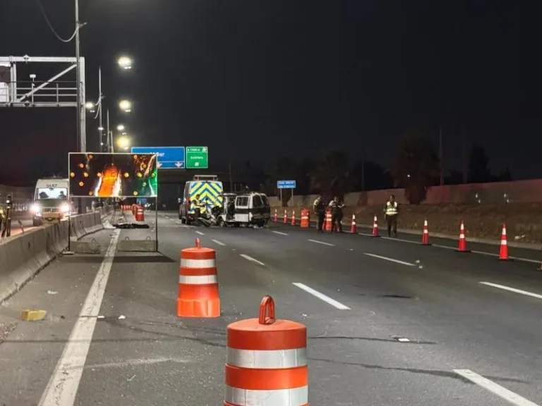 Conductor fallece tras colisión con vehículo de trabajos en autopista en Puente Alto