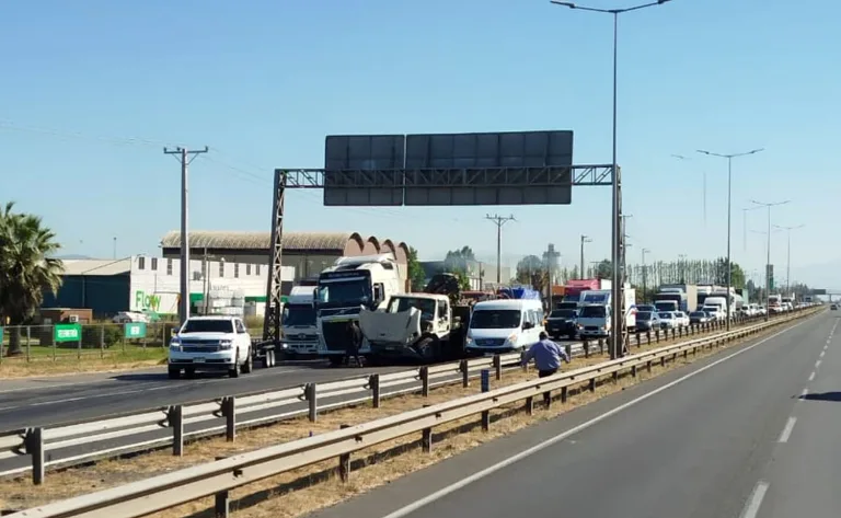 Accidente de tránsito causa gran congestión en la Ruta 5 Sur a la altura de Teno