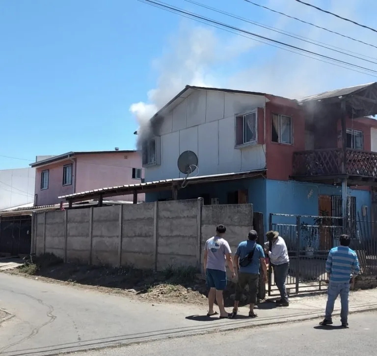 Principio de incendio afectó a vivienda en el sector Sarmiento de Curicó