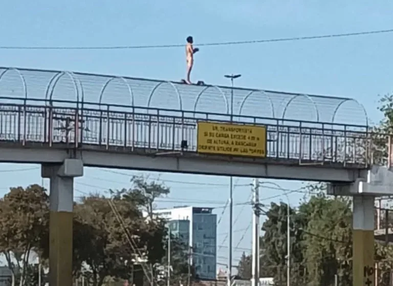 Hombre trepa pasarela peatonal desnudo y alerta a automovilistas en Rancagua