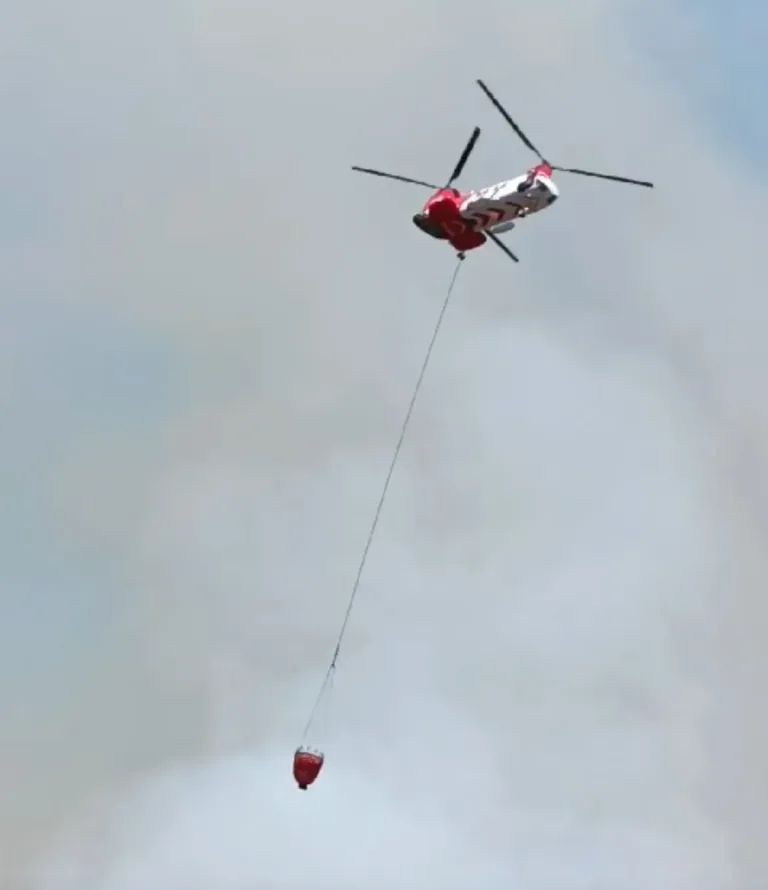 Helicóptero es atacado a disparos mientras combatía incendio forestal en la Provincia de Arauco